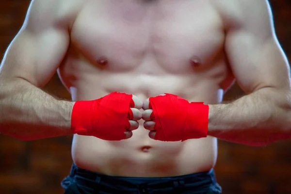 No Natal. Lutador muscular kickbox boxe Papai Noel com ligaduras vermelhas o fundo de uma parede de tijolo . — Fotografia de Stock