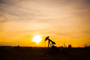 İyi akşamlar, Yağ pompasının anahat. Yağ pompası, Endüstri/sanayii donatımı. Petrol Sahası sitesi, yağ pompaları çalıştırıyorsunuz. Sallanan bir özel sektör petrol üretimi için makineler.