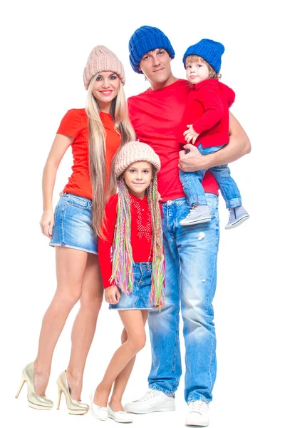 Familia en Navidad. Familia alegre en sombreros mirando a la cámara y sonriendo mientras está aislado en blanco. Familia amante del retrato de cerca . — Foto de Stock