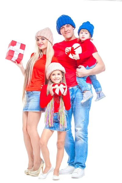 Familia en Navidad. Familia alegre en sombreros mirando a la cámara y sonriendo mientras está aislado en blanco. Cajas de regalo en mano. Familia amante del retrato de cerca . — Foto de Stock