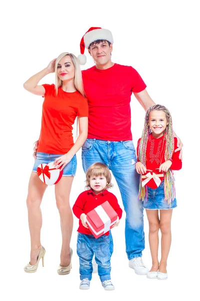 Familia en Navidad. Familia alegre en los sombreros de Santa mirando a la cámara y sonriendo mientras está aislado en blanco. Familia amante del retrato de cerca . — Foto de Stock