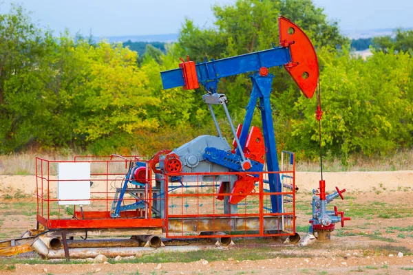 Pompa oleju, przemysłowe sprzęt. Strona pola naftowego, pompy oleju są uruchomione. Maszyny do produkcji ropy naftowej w sektorze prywatnym na biegunach. — Zdjęcie stockowe
