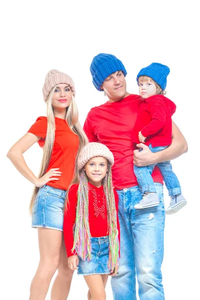 Familia en Navidad. Familia alegre en sombreros mirando a la cámara y sonriendo mientras está aislado en blanco. Familia amante del retrato de cerca . — Foto de Stock