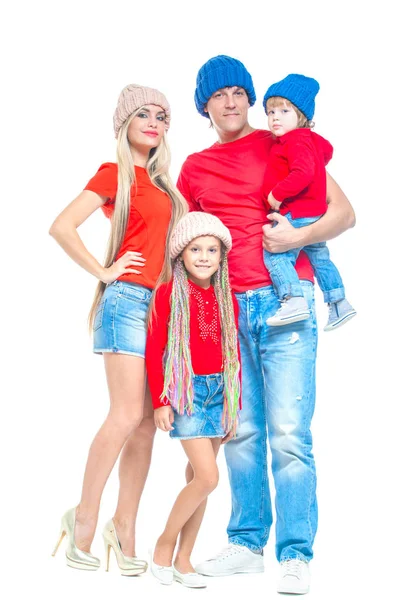 Rodina o Vánocích. Veselá rodina v kloboucích při pohledu na fotoaparát a usmívá se, zatímco izolované na bílém. Portrét milující rodinu zblízka. — Stock fotografie