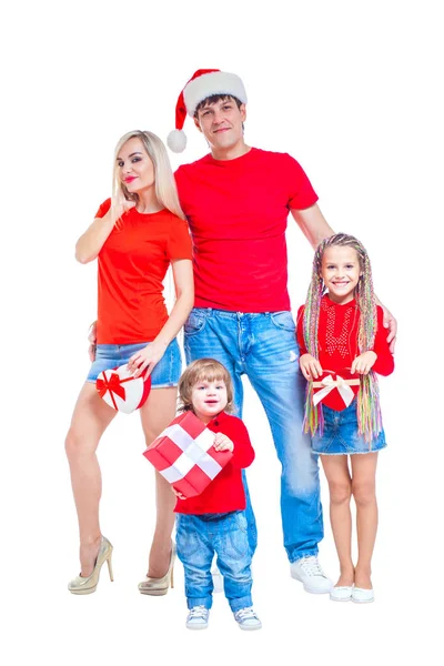 Familia en Navidad. Familia alegre en los sombreros de Santa mirando a la cámara y sonriendo mientras está aislado en blanco. Familia amante del retrato de cerca . — Foto de Stock