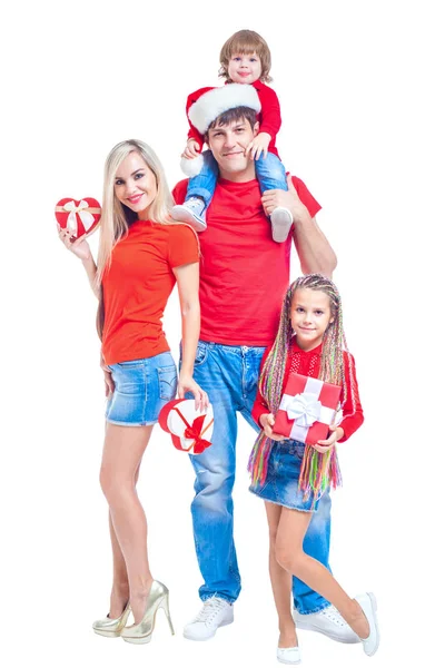Rodina o Vánocích. Veselá rodina v Santa klobouky při pohledu na fotoaparát a usmívá se, zatímco izolované na bílém. Portrét milující rodinu zblízka. — Stock fotografie