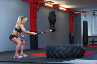 Tekerlek lastiği ile çekiç kızak jimnastik salonu isabet fitness kadın.