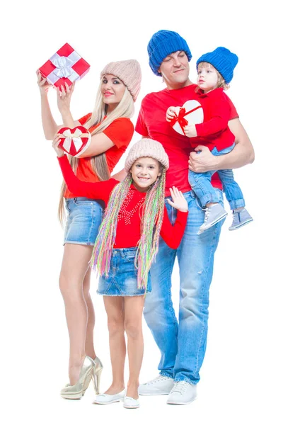 Familia en Navidad. Familia alegre en sombreros mirando a la cámara y sonriendo mientras está aislado en blanco. Cajas de regalo en mano. Familia amante del retrato de cerca . — Foto de Stock