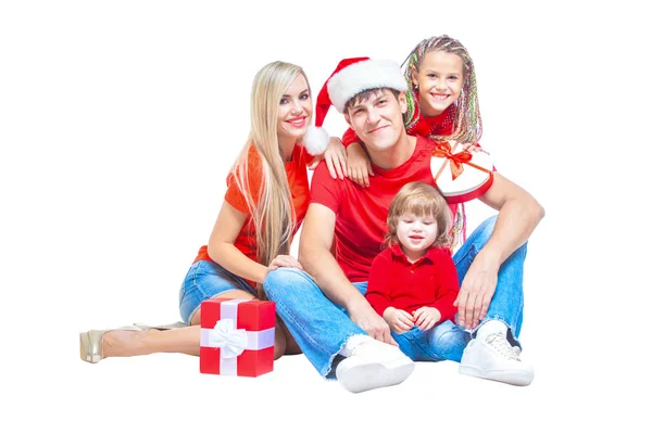 Rodina o Vánocích. Veselá rodina v Santa klobouky při pohledu na fotoaparát a usmívá se, zatímco izolované na bílém. Portrét milující rodinu zblízka. — Stock fotografie