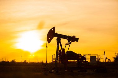 İyi akşamlar, anahat. Yağ pompası, Endüstri/sanayii donatımı. Alan site, yağ pompaları çalıştırıyorsunuz. Sallanan bir özel sektör petrol üretimi için makineler.