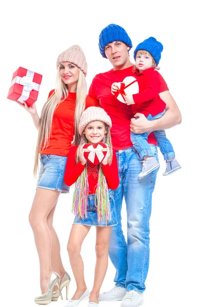 Familia en Navidad. Familia alegre en sombreros mirando a la cámara y sonriendo mientras está aislado en blanco. Cajas de regalo en mano. Familia amante del retrato de cerca . — Foto de Stock