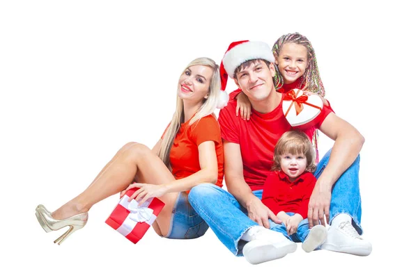 Familia en Navidad. Familia alegre en los sombreros de Santa mirando a la cámara y sonriendo mientras está aislado en blanco. Familia amante del retrato de cerca . — Foto de Stock