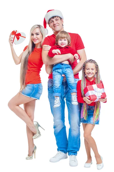 Familia en Navidad. Familia alegre en los sombreros de Santa mirando a la cámara y sonriendo mientras está aislado en blanco. Familia amante del retrato de cerca . — Foto de Stock