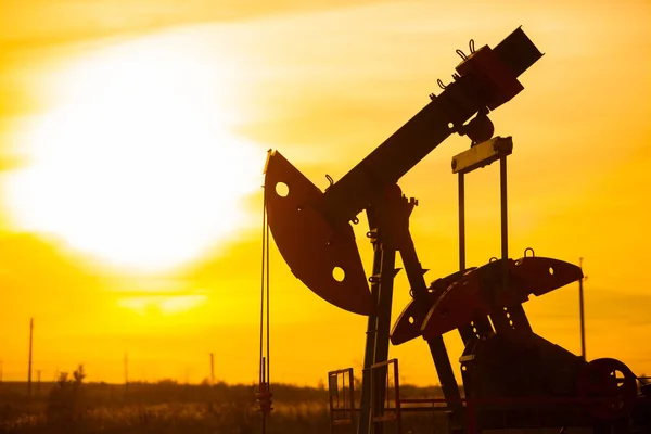 À noite, o esboço. A bomba de óleo, equipamento industrial. Local de campo, bombas de óleo estão funcionando. Máquinas de baloiçar para a produção de petróleo num sector privado . — Fotografia de Stock