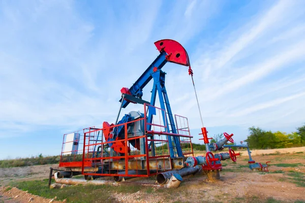 Нефтяной насос, промышленное оборудование. Нефтяные месторождения, нефтяные насосы работают. Рок-машины для нефтедобычи в частном секторе . — стоковое фото