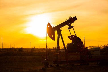 İyi akşamlar, anahat. Yağ pompası, Endüstri/sanayii donatımı. Alan site, yağ pompaları çalıştırıyorsunuz. Sallanan bir özel sektör petrol üretimi için makineler.