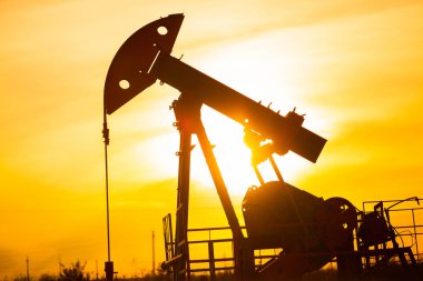 İyi akşamlar, anahat. Yağ pompası, Endüstri/sanayii donatımı. Alan site, yağ pompaları çalıştırıyorsunuz. Sallanan bir özel sektör petrol üretimi için makineler.