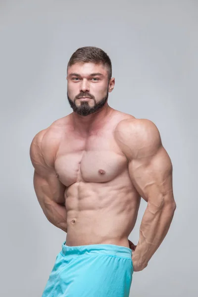 Stark atletisk Man Fitness modell Torso visar sex-pack abs. isolerad på grå bakgrund med copyspace — Stockfoto