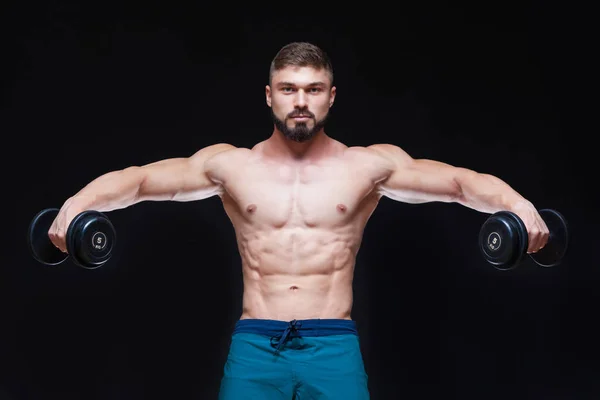 Muskulöser Bodybuilder, der Übungen mit Hantel vor schwarzem Hintergrund macht — Stockfoto