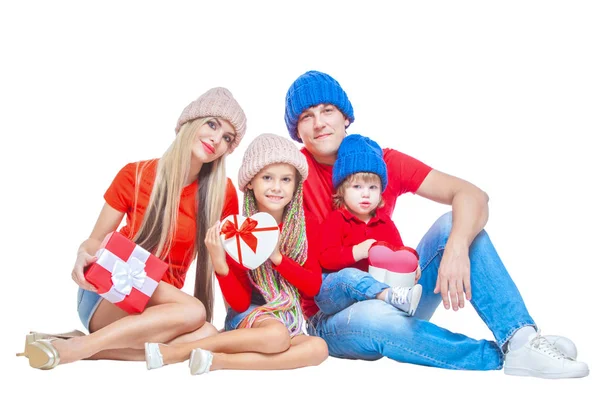 Familia en Navidad. Familia alegre en sombreros mirando a la cámara y sonriendo mientras está aislado en blanco. Cajas de regalo en mano. Familia amante del retrato de cerca . — Foto de Stock