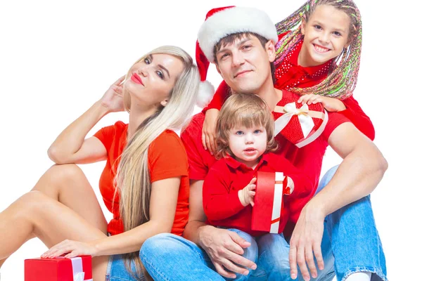 Familia en Navidad. Familia alegre en los sombreros de Santa mirando a la cámara y sonriendo mientras está aislado en blanco. Familia amante del retrato de cerca . — Foto de Stock