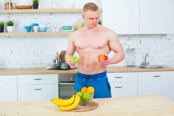 과일, 건강 한 식 생활의 개념을 가진 부엌에서 벌 거 벗은 상체와 함께 근육 질 남자. 생활의 운동 방법. — 스톡 사진