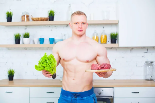 サラダ、牛肉、健康的な食事の概念の部分とキッチンで裸の胴体の筋肉男。生活の運動方法. — ストック写真
