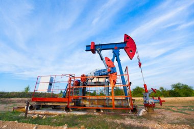 Yağ pompası, Endüstri/sanayii donatımı. Petrol Sahası sitesi, yağ pompaları çalıştırıyorsunuz. Sallanan bir özel sektör petrol üretimi için makineler.