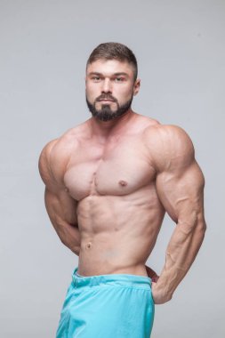 Güçlü atletik erkek Fitness modeli gövde gösteren altı bohça abs. boşaltmak gri zemin üzerine izole