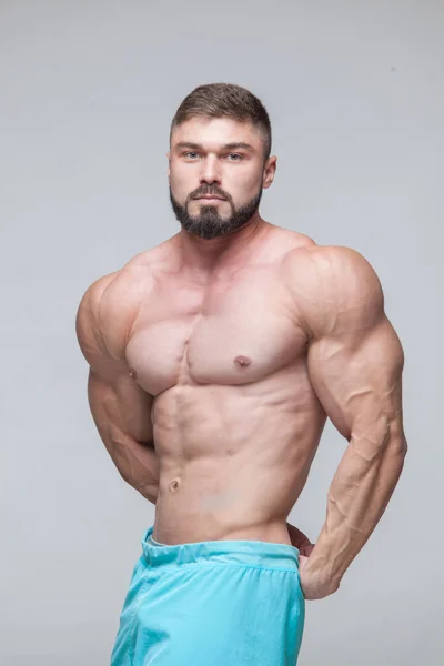 Stark atletisk Man Fitness modell Torso visar sex-pack abs. isolerad på grå bakgrund med copyspace — Stockfoto