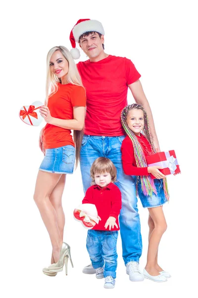 Familia en Navidad. Familia alegre en los sombreros de Santa mirando a la cámara y sonriendo mientras está aislado en blanco. Familia amante del retrato de cerca . — Foto de Stock