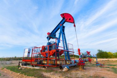 Yağ pompası, Endüstri/sanayii donatımı. Petrol Sahası sitesi, yağ pompaları çalıştırıyorsunuz. Sallanan bir özel sektör petrol üretimi için makineler.