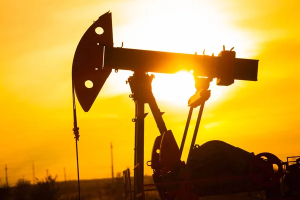 À noite, o esboço. A bomba de óleo, equipamento industrial. Local de campo, bombas de óleo estão funcionando. Máquinas de baloiçar para a produção de petróleo num sector privado . — Fotografia de Stock