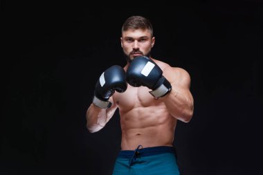 Siyah boks eldiveni güçlü kas boksör. Siyah arka plan üzerine izole.