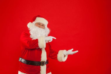 Noel. Noel Baba bir yer, kırmızı arka plan boş olarak işaretleme