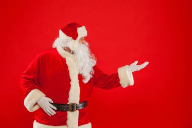 Noel. Noel Baba bir yer, kırmızı arka plan boş olarak işaretleme