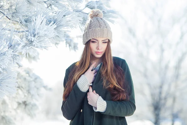 Mooie winter portret van een jonge vrouw in het besneeuwde landschap — Stockfoto