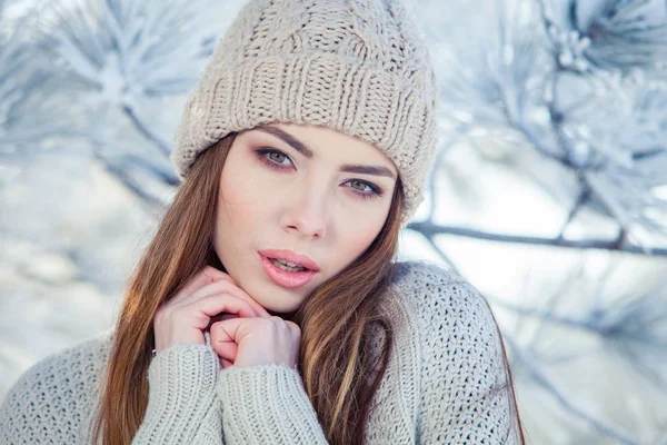 雪の風景で、若い女性の美しい冬の肖像 — ストック写真