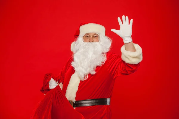 Noël. Portrait du Père Noël avec un énorme sac rouge main vers le haut en regardant ca — Photo