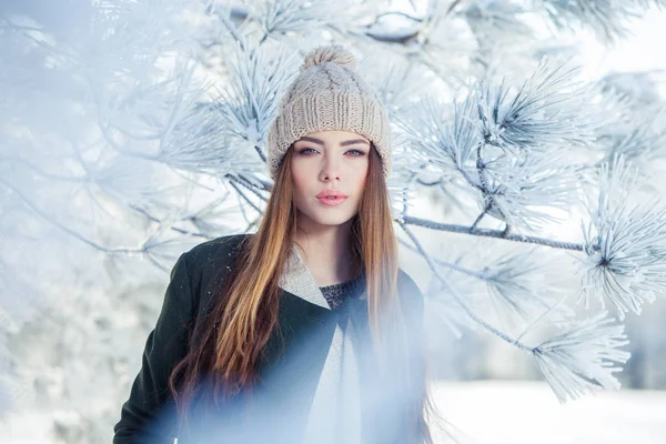 아름 다운 겨울 눈 풍경에 젊은 여자의 초상화 — 스톡 사진