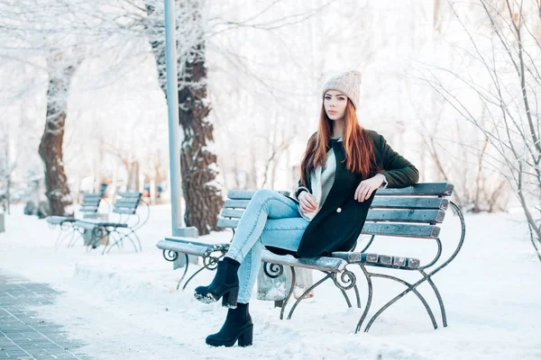 Genç kadın karlı manzarası güzel kış portresi — Stok fotoğraf
