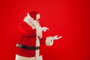 Noel Baba bir yer, kırmızı arka plan boş olarak işaretleme
