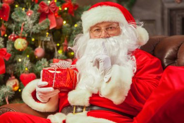 Noel Baba ile giftbox köpüklü firtree arka plan üzerinde. Chr