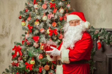 Noel Baba ile giftbox köpüklü firtree arka plan üzerinde