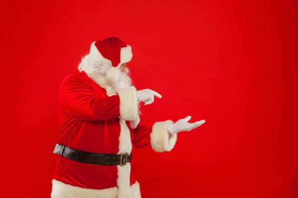 Santa Claus pekar i tomma plats, röd bakgrund — Stockfoto