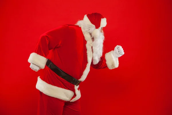 Laufen Weihnachtsmann roter Hintergrund frohe Weihnachten. — Stockfoto