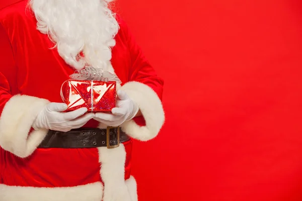 Foto von Santa Claus behandschuhten Händen mit roter Geschenkbox — Stockfoto