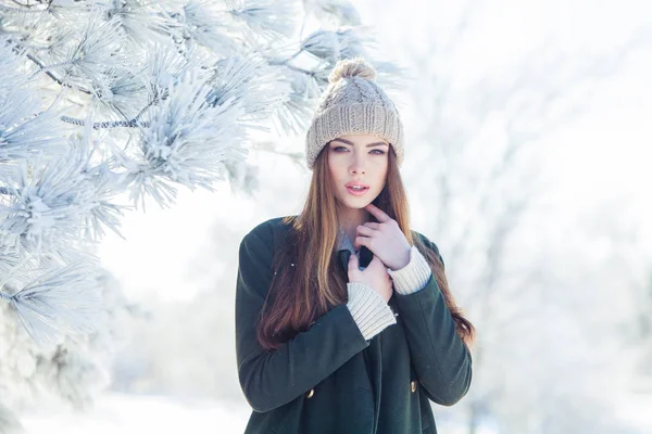 Vackra vinter porträtt av ung kvinna i den snöiga landskapet — Stockfoto