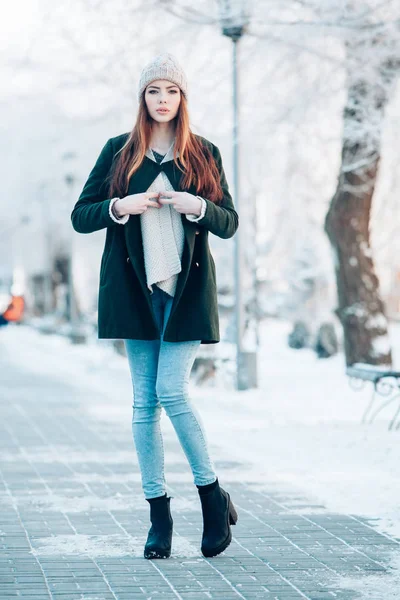Hermoso retrato de invierno de mujer joven en el paisaje nevado — Foto de Stock