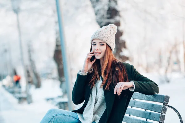 Fiatal Mosolygós Szúró Telefon Téli Táj — Stock Fotó